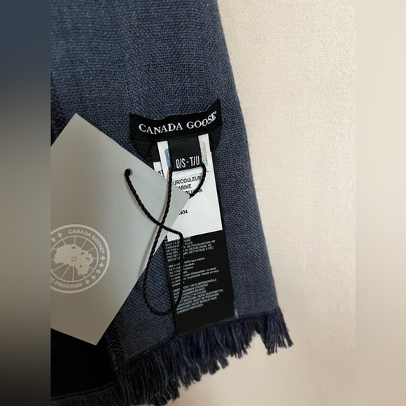 Woven LOGO scafr Canada Goose Ladies Navy - Picture 6 of 14